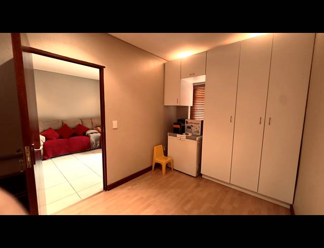 2 BEDROOM APARTMENT FOR SALE IN BRYANSTON